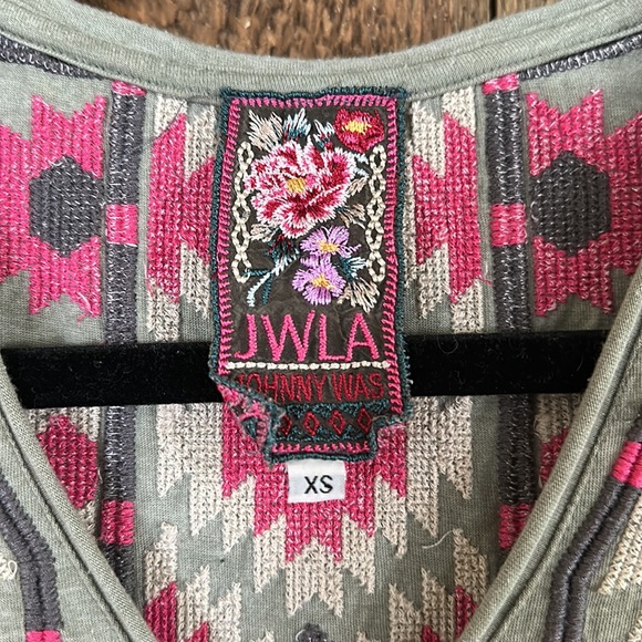 JOHNNY WAS  JWLA Embroidered vneck t-shirt - Picture 4 of 9